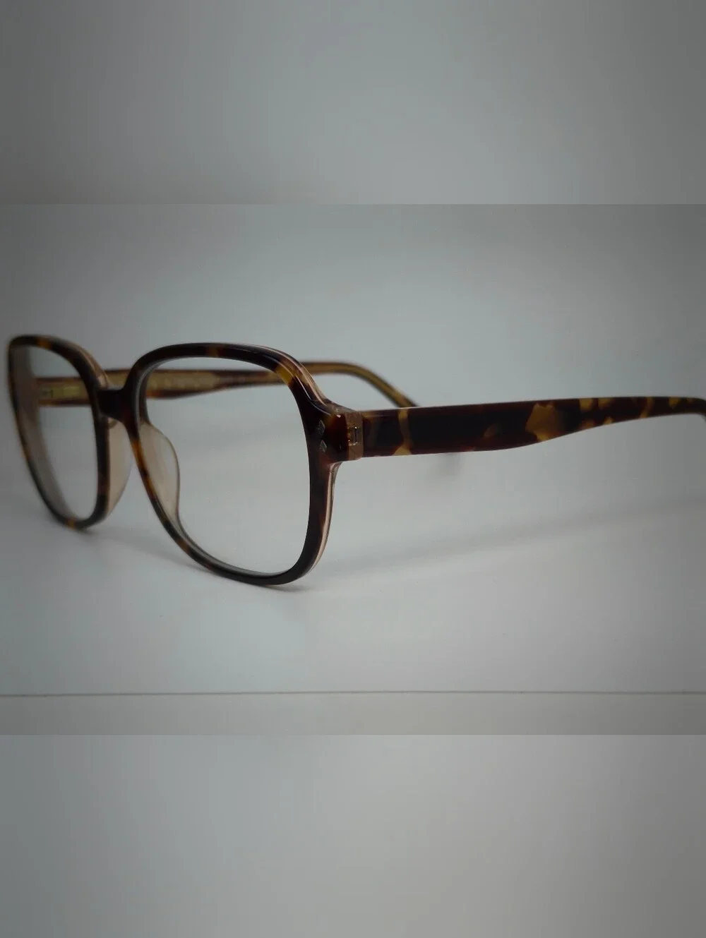 Patina. Tortoiseshell Square Frame Glasses. Mid Mount Temple.